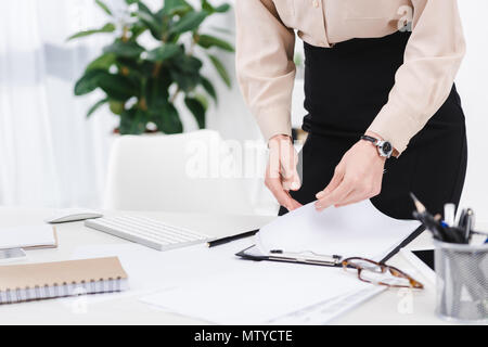 7/8 Schuß von Geschäftsfrau, Schreibarbeit am Arbeitsplatz im Büro Stockfoto