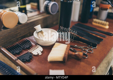 Professionelle Ausrüstung auf Friseure Arbeitsplatz Stockfoto