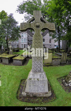 Hochformat einer wunderschön geschnitzten keltischen Kreuz auf einem Friedhof in Schottland. Stockfoto