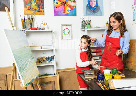 Lehrer, Schüler Leinwand im Workshop der Kunstschule Stockfoto