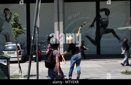 Athen, Griechenland. 30 Mai, 2018. Die Demonstranten werfen roter Farbe, wie Sie Zusammentreffen mit Polizisten während eines 24-stündigen Generalstreik in Athen, Griechenland, 30. Mai 2018. Griechenland wurde gegriffen am Mittwoch durch einen 24-stündigen landesweiten Generalstreik der Gewerkschaften aufgerufen, laufende Sparmaßnahmen zu protestieren. Credit: Marios Lolos/Xinhua/Alamy leben Nachrichten Stockfoto