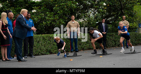 Präsidenten der Vereinigten Staaten Donald J. Trumpf cheers auf Schienen im Weißen Haus, Sport- und Fitness Tag im Weißen Haus in Washington, DC, 30. Mai 2018 teilnehmen. Quelle: Chris Kleponis/CNP/MediaPunch Stockfoto