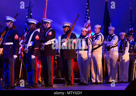 Kansas City, Missouri, USA. 28 Mai, 2018. Auf der linken Seite sind die United States Marine Corps Recruiting Station (Kansas City) Farbe wachen. Auf der rechten Seite sind die Navy Operational Support Center (Kansas City) Farbe wachen. Credit: Serena S.Y. Hsu/ZUMA Draht/Alamy leben Nachrichten Stockfoto