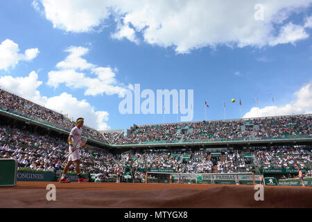 Japanische Tennisspielerin Kei Nishikori ist in Aktion während seiner zweiten Runde bei den French Open vs französischen Tennisspieler Benoit Paire am 30. Mai 2018 in Paris, Frankreich. Credit: YAN LERVAL/LBA/Alamy leben Nachrichten Stockfoto