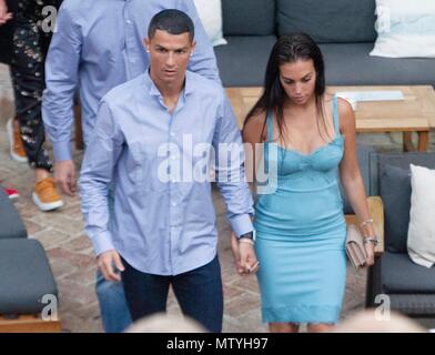 Malaga, Spanien. 30. Mai 2018. Fußball-Spieler Cristiano Ronaldo mit Freundin Georgina Rodriguez in Malaga am Mittwoch, den 30. Mai 2018. Credit: CORDON PRESSE/Alamy leben Nachrichten Stockfoto