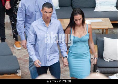 Malaga, Spanien. 30. Mai 2018. Fußball-Spieler Cristiano Ronaldo mit Freundin Georgina Rodriguez in Malaga am Mittwoch, den 30. Mai 2018. Credit: CORDON PRESSE/Alamy leben Nachrichten Stockfoto