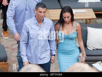 Malaga, Spanien. 30. Mai 2018. Fußball-Spieler Cristiano Ronaldo mit Freundin Georgina Rodriguez in Malaga am Mittwoch, den 30. Mai 2018. Credit: CORDON PRESSE/Alamy leben Nachrichten Stockfoto