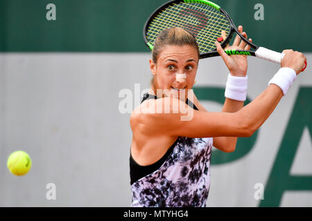 Paris. 30 Mai, 2018. Petra Martic von Kroatien gibt einen Schuß während der Frauen singles Achtelfinale gegen Wang Qiang von China bei den French Open Tennis Turnier 2018 in Paris, Frankreich, 30. Mai 2018. Petra Marticn 0:2 verloren. Credit: Chen Yichen/Xinhua/Alamy leben Nachrichten Stockfoto