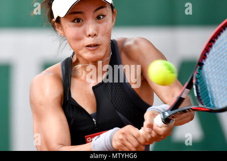 Paris. 30 Mai, 2018. Wang Qiang von China liefert einen Schuß während der zweiten Runde Frauen singles Match gegen Petra Martic Kroatiens bei den French Open Tennis Turnier 2018 in Paris, Frankreich, 30. Mai 2018. Wang Qiang gewann 2-0. Credit: Chen Yichen/Xinhua/Alamy leben Nachrichten Stockfoto