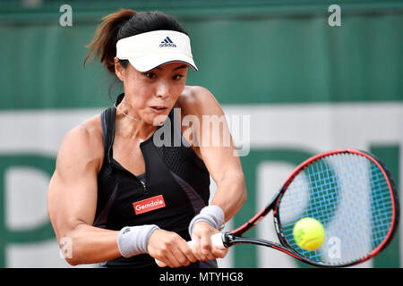 Paris. 30 Mai, 2018. Wang Qiang von China liefert einen Schuß während der zweiten Runde Frauen singles Match gegen Petra Martic Kroatiens bei den French Open Tennis Turnier 2018 in Paris, Frankreich, 30. Mai 2018. Wang Qiang gewann 2-0. Credit: Chen Yichen/Xinhua/Alamy leben Nachrichten Stockfoto