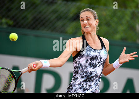 Paris. 30 Mai, 2018. Petra Martic von Kroatien gibt einen Schuß während der Frauen singles Achtelfinale gegen Wang Qiang von China bei den French Open Tennis Turnier 2018 in Paris, Frankreich, 30. Mai 2018. Petra Marticn 0:2 verloren. Credit: Chen Yichen/Xinhua/Alamy leben Nachrichten Stockfoto