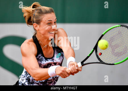 Paris. 30 Mai, 2018. Petra Martic von Kroatien gibt einen Schuß während der Frauen singles Achtelfinale gegen Wang Qiang von China bei den French Open Tennis Turnier 2018 in Paris, Frankreich, 30. Mai 2018. Petra Marticn 0:2 verloren. Credit: Chen Yichen/Xinhua/Alamy leben Nachrichten Stockfoto