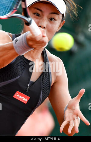 Paris. 30 Mai, 2018. Wang Qiang von China liefert einen Schuß während der zweiten Runde Frauen singles Match gegen Petra Martic Kroatiens bei den French Open Tennis Turnier 2018 in Paris, Frankreich, 30. Mai 2018. Wang Qiang gewann 2-0. Credit: Chen Yichen/Xinhua/Alamy leben Nachrichten Stockfoto