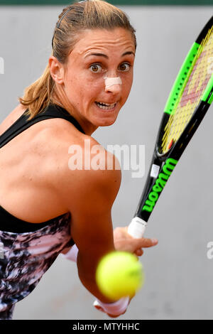 Paris. 30 Mai, 2018. Petra Martic von Kroatien gibt einen Schuß während der Frauen singles Achtelfinale gegen Wang Qiang von China bei den French Open Tennis Turnier 2018 in Paris, Frankreich, 30. Mai 2018. Petra Marticn 0:2 verloren. Credit: Chen Yichen/Xinhua/Alamy leben Nachrichten Stockfoto