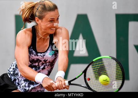 Paris. 30 Mai, 2018. Petra Martic von Kroatien gibt einen Schuß während der Frauen singles Achtelfinale gegen Wang Qiang von China bei den French Open Tennis Turnier 2018 in Paris, Frankreich, 30. Mai 2018. Petra Marticn 0:2 verloren. Credit: Chen Yichen/Xinhua/Alamy leben Nachrichten Stockfoto