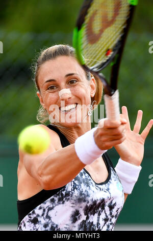 Paris. 30 Mai, 2018. Petra Martic von Kroatien gibt einen Schuß während der Frauen singles Achtelfinale gegen Wang Qiang von China bei den French Open Tennis Turnier 2018 in Paris, Frankreich, 30. Mai 2018. Petra Marticn 0:2 verloren. Credit: Chen Yichen/Xinhua/Alamy leben Nachrichten Stockfoto