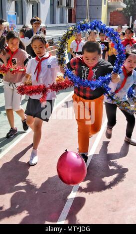 (180531) - Peking, 31. Mai 2018 (Xinhua) - die Schüler nehmen an einem Gewinnspiel auf den bevorstehenden Internationalen Tag des Kindes am Shijia Grundschule in Dongcheng District von Peking, der Hauptstadt von China, 31. Mai 2018 feiern. (Xinhua / Li Xin) (yxb) Stockfoto