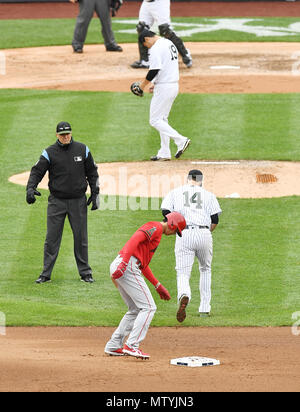 New York Yankees Krug Masahiro Tanaka und zweiten Basisspieler Neil Walker gehen Sie zurück zu dem Dugout als Los Angeles Angels Designated Hitter Shohei ohtani an der zweiten Unterseite sieht nach heraus auf ein doppeltes Spiel der Oberseite des vierten Inning während der Major League Baseball Spiel im Yankee Stadium in der Bronx, New York, United States, 27. Mai 2018 bis zum Ende gezwungen wird, niedergeschlagen. Quelle: LBA/Alamy leben Nachrichten Stockfoto