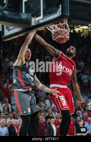Bamberg, Deutschland. 29 Mai, 2018. 29. Mai 2018, Deutschland, Bamberg: Basketball, Bundesliga, Brose Bamberg vs FC Bayern München, Halbfinale. Der Münchener Stefan Jovic (L) Zuschlagen eines dunk Vergangenheit Bambergs, Dorell Wright. Credit: Nicolas Armer/dpa/Alamy leben Nachrichten Stockfoto