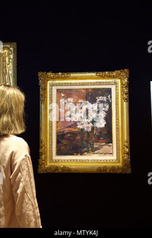 London, UK, 31. Mai 2018 Bonhams hielt ein Fotoshooting für die Russischen Verkauf und Wiederentdeckten Meisterwerke aus der Russischen Oper in New Bond Street. NIKOLAI FECHIN (Russisch, 1881-1955) Stillleben mit Gänseblümchen 61,3 x 51 cm (24 1/4 in. x 20 in.) auf £ 100.000 - 150.000. Der Verkauf findet am 6. Juni 2018. Credit: Keith Larby/Alamy leben Nachrichten Stockfoto