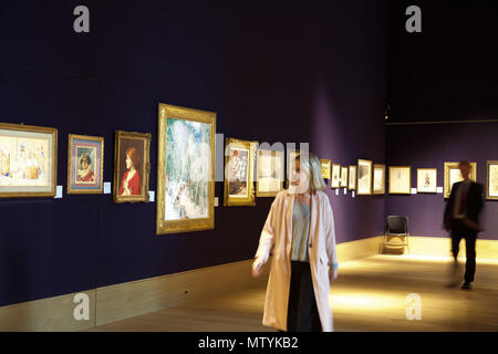 London, UK, 31. Mai 2018 Bonhams hielt ein Fotoshooting für die Russischen Verkauf und Wiederentdeckten Meisterwerke aus der Russischen Oper in New Bond Street. Es wurde von einer Ausstellung der ausgezeichneten Designs Alexander Golovin für Igor Strawinskys Le Rossignol. Weitere Highlights sind: Sibirische Sleigh Reiter von Leon Gaspard. Bei £ 250,000-450, 000 Euro veranschlagt. Der Verkauf findet am 6. Juni 2018. Credit: Keith Larby/Alamy leben Nachrichten Stockfoto
