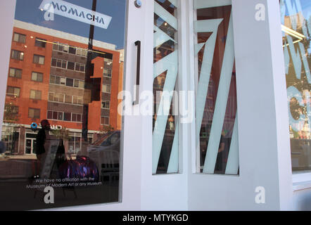 30. Mai 2018, US, New York: Die Worte "oMaCha" auf dem Fenster der Cafe im Süden von Manhattan geschrieben. Foto: Christina Horsten/dpa Stockfoto