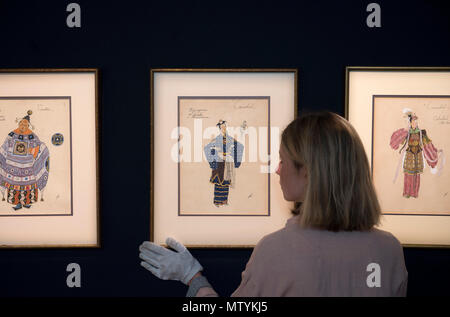 Bonhams, New Bond Street, London, UK. 31. Mai, 2018. Eine Ausstellung von großartigen Designs Alexander Golovin für Igor Strawinskys Le Rossignol führt Bonhams Foto aufrufen. Es feiert das 100-jährige Jubiläum der "verlorenen" 1918 Mariinsky Theaters. Foto (l und r) Kostüme für das Chamberlain; junge Frauen kochen und singende Nachtigall. Private Sammlung USA. Credit: Malcolm Park/Alamy Leben Nachrichten. Stockfoto