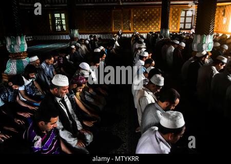 Srinagar, Kashmir. Mai 31, 2018 - Srinagar, J&K, -kaschmirische Muslime Gebete während der laufenden der Fastenmonat Ramadan in Srinagar, Indien verwalteten Kaschmir anbieten. Muslime auf der ganzen Welt feiern den Monat Ramadan, der heiligste Monat im Islamischen Kalender, in dem Anhänger schnell von früh bis spät. Credit: Saqib Majeed/SOPA Images/ZUMA Draht/Alamy leben Nachrichten Stockfoto