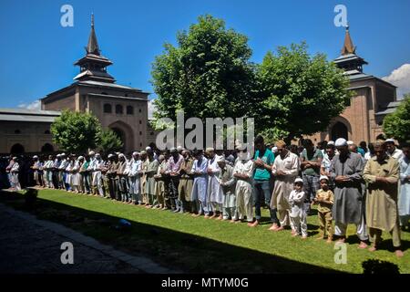 Kaschmirische Muslime beten während der laufenden der Fastenmonat Ramadan in Srinagar, Indien verwalteten Kaschmir. Muslime auf der ganzen Welt feiern den Monat Ramadan, der heiligste Monat im Islamischen Kalender, in dem Anhänger schnell von früh bis spät. Stockfoto