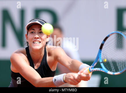 Paris, Frankreich. 31. Mai, 2018. Muguruza garbine Spanien hits eine Rückkehr während der zweiten Runde Frauen singles Match gegen Fiona Ferro Frankreichs bei den French Open Tennis Turnier 2018 in Paris, Frankreich am 31. Mai 2018. Muguruza Garbine gewann 2-0. Quelle: Xinhua/Alamy leben Nachrichten Stockfoto