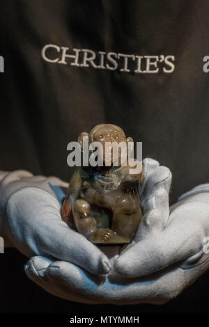 London, Großbritannien. 31. Mai, 2018. Eine Tiara versteinertes Holz Modell eines Schimpansen von Fabergé, ca. 1915 (Schätzung: £ 100.000 - 150.000). Ursprünglich von Lady Paget (1853-1919), der bei der Organisation der ersten Ausstellung der Werke von Fabergé in London im Jahre 1904 in der Albert Hall instrumental erworben wurde. Lady Paget war einer der wichtigsten Förderer der Fabergé die Niederlassung in London. Christie's Russische Kunst Highlights, King Street, London. Credit: Guy Bell/Alamy leben Nachrichten Stockfoto