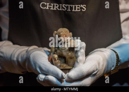 London, Großbritannien. 31. Mai, 2018. Eine Tiara versteinertes Holz Modell eines Schimpansen von Fabergé, ca. 1915 (Schätzung: £ 100.000 - 150.000). Ursprünglich von Lady Paget (1853-1919), der bei der Organisation der ersten Ausstellung der Werke von Fabergé in London im Jahre 1904 in der Albert Hall instrumental erworben wurde. Lady Paget war einer der wichtigsten Förderer der Fabergé die Niederlassung in London. Christie's Russische Kunst Highlights, King Street, London. Credit: Guy Bell/Alamy leben Nachrichten Stockfoto