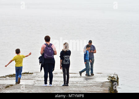 Clevedon, VEREINIGTES KÖNIGREICH. 31. Mai 2018. UK Wetter. Ruhe vor der Ankunft der Nachmittag Gewitter. Leute gesehen, die die meisten der sehr heißen und feuchten bewölkten Tag in Clevedon in North Somerset. Robert Timoney/Alamy/Live/Aktuelles Stockfoto