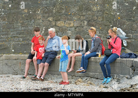 Clevedon, VEREINIGTES KÖNIGREICH. 31. Mai 2018. UK Wetter. Ruhe vor der Ankunft der Nachmittag Gewitter. Leute gesehen, die die meisten der sehr heißen und feuchten bewölkten Tag in Clevedon in North Somerset. Robert Timoney/Alamy/Live/Aktuelles Stockfoto