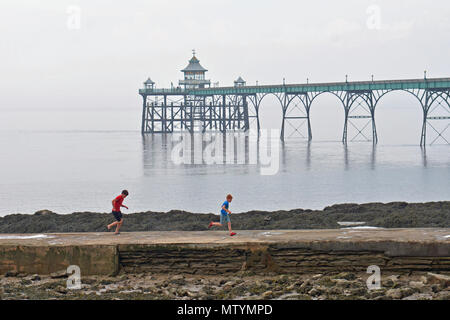 Clevedon, VEREINIGTES KÖNIGREICH. 31. Mai 2018. UK Wetter. Ruhe vor der Ankunft der Nachmittag Gewitter. Leute gesehen, die die meisten der sehr heißen und feuchten bewölkten Tag in Clevedon in North Somerset. Robert Timoney/Alamy/Live/Aktuelles Stockfoto