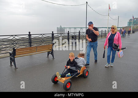 Clevedon, VEREINIGTES KÖNIGREICH. 31. Mai 2018. UK Wetter. Ruhe vor der Ankunft der Nachmittag Gewitter. Leute gesehen, die die meisten der sehr heißen und feuchten bewölkten Tag in Clevedon in North Somerset. Robert Timoney/Alamy/Live/Aktuelles Stockfoto