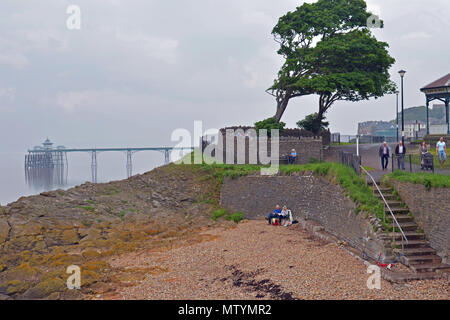 Clevedon, VEREINIGTES KÖNIGREICH. 31. Mai 2018. UK Wetter. Ruhe vor der Ankunft der Nachmittag Gewitter. Leute gesehen, die die meisten der sehr heißen und feuchten bewölkten Tag in Clevedon in North Somerset. Robert Timoney/Alamy/Live/Aktuelles Stockfoto