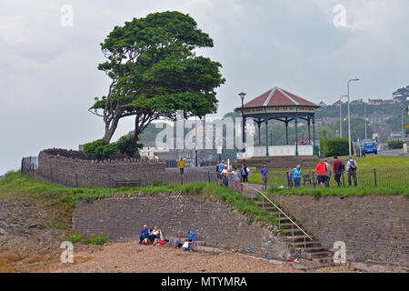 Clevedon, VEREINIGTES KÖNIGREICH. 31. Mai 2018. UK Wetter. Ruhe vor der Ankunft der Nachmittag Gewitter. Leute gesehen, die die meisten der sehr heißen und feuchten bewölkten Tag in Clevedon in North Somerset. Robert Timoney/Alamy/Live/Aktuelles Stockfoto