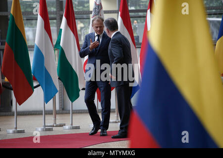 Brüssel, Belgien. 31. Mai 2018. Donald Tusk, der Präsident des Europäischen Rates begrüßt der Präsident der Republik Kolumbien Juan Manuel Santos auf Europäischer Rat Sitz. Alexandros Michailidis/Alamy leben Nachrichten Stockfoto