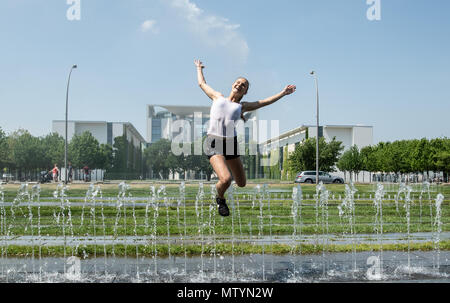 31. Mai 2018, Deutschland, Berlin: Johanna aus Frankfurt Sprung über das Wasser Wasserspiele vor dem Bundeskanzleramt. Foto: Paul Zinken/dpa Stockfoto