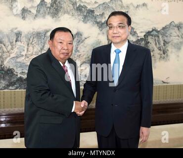 (180531) - Peking, 31. Mai 2018 (Xinhua) - Der chinesische Premier Li Keqiang (R), der auch Mitglied des Ständigen Ausschusses des Politbüros der Kommunistischen Partei Chinas (CPC) Zentralausschuss, trifft sich mit Laotischen Präsident Bounnhang Vorachit, auch Generalsekretär der Laotischen Revolutionären Volkspartei (LRVP) Zentralkomitee, in Peking, der Hauptstadt von China, 31. Mai 2018. (Xinhua/Li Tao) (zkr) Stockfoto