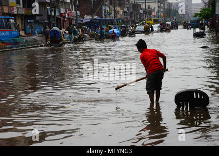 Dhaka, Bangladesch. 31. Mai, 2018. Fahrzeuge und Rikschas versuchen Fahrt mit Passagieren durch das überflutete Straßen von Dhaka nach starken Regenfällen fast - Stillstand, am 31. Mai 2018 verursacht. Nach schweren Monsunregen verursacht nass die meisten Bereich in der Hauptstadt Dhaka in Bangladesch. Straßen waren teilweise eingetaucht macht Reisen gefährlich. Credit: Mamunur Rashid/Alamy leben Nachrichten Stockfoto