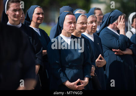 Krakau, Polen. 31. Mai, 2018. Nonnen nehmen an der Fronleichnamsprozession in Krakau. Am Fest Fronleichnam oder Christi Leib, ist der römische Ritus liturgischen Hochfest feiert die reale Gegenwart von Leib und Blut Jesu Christi, des Sohnes Gottes, in der Eucharistie. Corpus Christi erfolgt 60 Tage nach Ostern, und jedes Jahr die Prozession beginnt bei Wael Schloss und endet am Hauptplatz. Credit: Omar Marques/SOPA Images/ZUMA Draht/Alamy leben Nachrichten Stockfoto