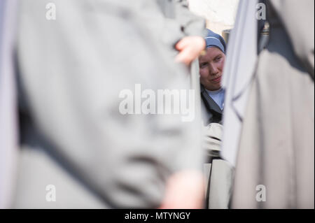 Krakau, Polen. 31. Mai, 2018. Eine Nonne ist während der Fronleichnamsprozession in Krakau gesehen. Am Fest Fronleichnam oder Christi Leib, ist der römische Ritus liturgischen Hochfest feiert die reale Gegenwart von Leib und Blut Jesu Christi, des Sohnes Gottes, in der Eucharistie. Corpus Christi erfolgt 60 Tage nach Ostern, und jedes Jahr die Prozession beginnt bei Wael Schloss und endet am Hauptplatz. Credit: Omar Marques/SOPA Images/ZUMA Draht/Alamy leben Nachrichten Stockfoto