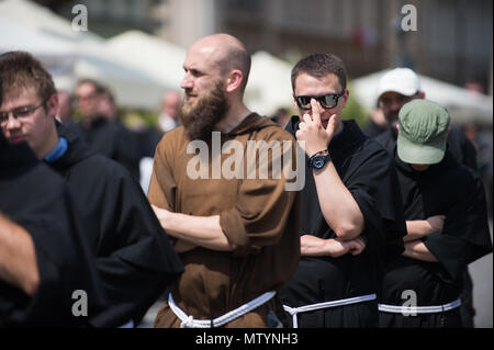 Krakau, Polen. 31. Mai, 2018. Ein Mönch arrangiert seine Sonnenbrille während der Fronleichnamsprozession in Krakau. Am Fest Fronleichnam oder Christi Leib, ist der römische Ritus liturgischen Hochfest feiert die reale Gegenwart von Leib und Blut Jesu Christi, des Sohnes Gottes, in der Eucharistie. Corpus Christi erfolgt 60 Tage nach Ostern, und jedes Jahr die Prozession beginnt bei Wael Schloss und endet am Hauptplatz. Credit: Omar Marques/SOPA Images/ZUMA Draht/Alamy leben Nachrichten Stockfoto