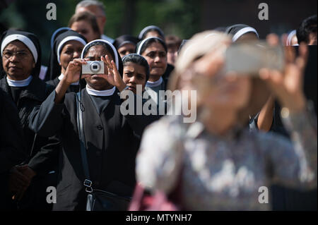 Krakau, Polen. 31. Mai, 2018. Eine Nonne nimmt ein Bild während der Fronleichnamsprozession in Krakau. Am Fest Fronleichnam oder Christi Leib, ist der römische Ritus liturgischen Hochfest feiert die reale Gegenwart von Leib und Blut Jesu Christi, des Sohnes Gottes, in der Eucharistie. Corpus Christi erfolgt 60 Tage nach Ostern, und jedes Jahr die Prozession beginnt bei Wael Schloss und endet am Hauptplatz. Credit: Omar Marques/SOPA Images/ZUMA Draht/Alamy leben Nachrichten Stockfoto
