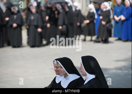 Krakau, Polen. 31. Mai, 2018. Drei Nonnen nehmen eine Rast unter einem Baum während der Fronleichnamsprozession in Krakau. Am Fest Fronleichnam oder Christi Leib, ist der römische Ritus liturgischen Hochfest feiert die reale Gegenwart von Leib und Blut Jesu Christi, des Sohnes Gottes, in der Eucharistie. Corpus Christi erfolgt 60 Tage nach Ostern, und jedes Jahr die Prozession beginnt bei Wael Schloss und endet am Hauptplatz. Credit: Omar Marques/SOPA Images/ZUMA Draht/Alamy leben Nachrichten Stockfoto