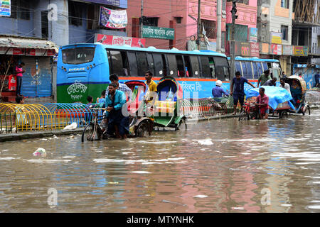 Dhaka, Bangladesch. 31. Mai, 2018. Fahrzeuge und Rikschas versuchen Fahrt mit Passagieren durch das überflutete Straßen von Dhaka nach starken Regenfällen fast - Stillstand, am 31. Mai 2018 verursacht. Nach schweren Monsunregen verursacht nass die meisten Bereich in der Hauptstadt Dhaka in Bangladesch. Straßen waren teilweise eingetaucht macht Reisen gefährlich. Credit: Mamunur Rashid/Alamy leben Nachrichten Stockfoto