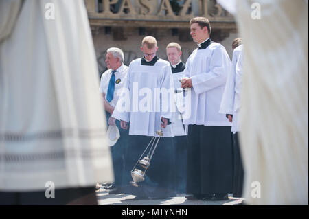 Krakau, Polen. 31. Mai, 2018. Mitglieder der polnischen Kirche, Teilnahme an der Fronleichnamsprozession in Krakau. Am Fest Fronleichnam oder Christi Leib, ist der römische Ritus liturgischen Hochfest feiert die reale Gegenwart von Leib und Blut Jesu Christi, des Sohnes Gottes, in der Eucharistie. Corpus Christi erfolgt 60 Tage nach Ostern, und jedes Jahr die Prozession beginnt bei Wael Schloss und endet am Hauptplatz. Credit: Omar Marques/SOPA Images/ZUMA Draht/Alamy leben Nachrichten Stockfoto