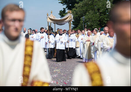 Krakau, Polen. 31. Mai, 2018. Mitglieder der polnischen Kirche, Teilnahme an der Fronleichnamsprozession in Krakau. Am Fest Fronleichnam oder Christi Leib, ist der römische Ritus liturgischen Hochfest feiert die reale Gegenwart von Leib und Blut Jesu Christi, des Sohnes Gottes, in der Eucharistie. Corpus Christi erfolgt 60 Tage nach Ostern, und jedes Jahr die Prozession beginnt bei Wael Schloss und endet am Hauptplatz. Credit: Omar Marques/SOPA Images/ZUMA Draht/Alamy leben Nachrichten Stockfoto